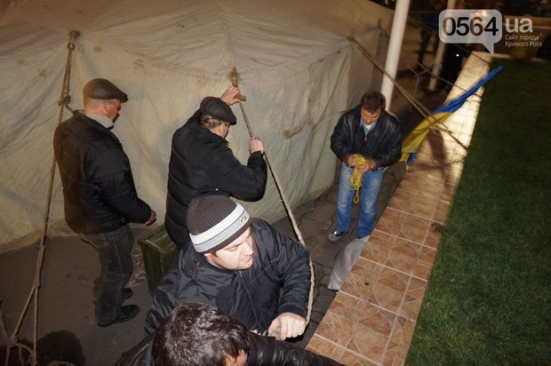 Под Криворожским горисполкомом нардепы установили первую палатку и пригласили всех приезжать в Кривой Рог (ФОТО) (фото) - фото 1