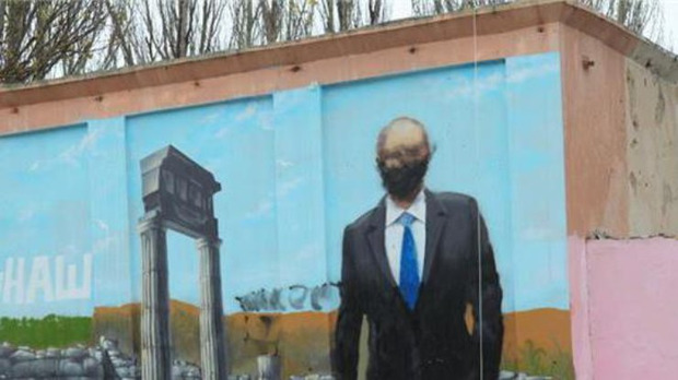 Обличчя Путіна на графіті щедро заляпали чорною фарбою. Фото:kerch.com
