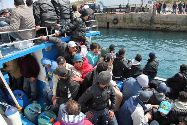 Човен з біженцями.