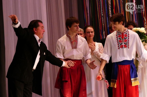 Вадим Писарєв з учнями своєї хореографічної школи. Фото: сайт міста Донецька.