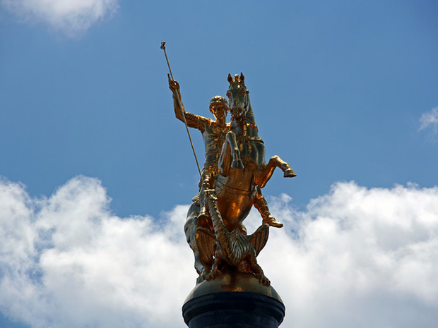 Пам'ятник Георгію Побідоносцю на площі Свободи у Тбілісі. Ілюстрація:journeye.com