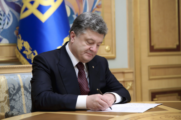 Порошенко доручив кабміну вивчити питання припинення торгівлі та вантажного сполучення з окупованим Кримом. Фото:http://www.president.gov.ua/