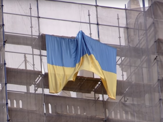 У Москві на сталінській висотці вивісили український прапор. Фото: скрін відео