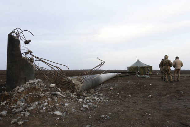 Пошкоджені опори ЛЕП у Херсонській області. Фото:newsradio.com.ua
