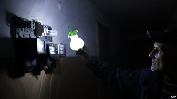 Чоловік світить на електролічильник у будинку в Сімферополі. 22 листопада 2015 року