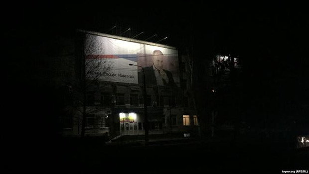 У знеструмленому Криму портрети з Путіним все-таки освітлюються.Фото:http://ru.krymr.com/