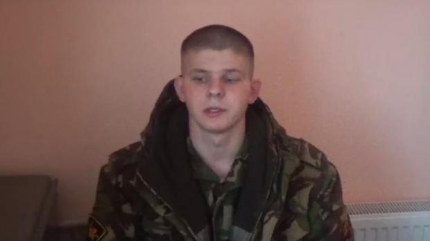 Російський військовослужбовець зізнався, що є командиром дивізії. Фото: скрін відео