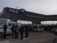Україна нам нічого не винна: в Криму у черзі за бензином 