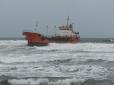 У Росії техногенна катастрофа: сильна негода викинула на мілину танкер з мазутом