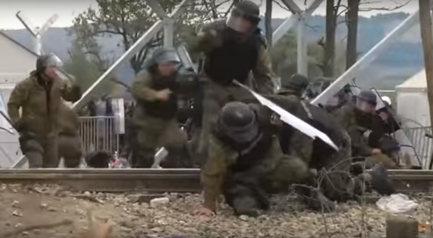 Конфлікт між біженцями та поліцією у Македонії. Фото: скріншот з відео.