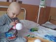 До сліз: маленький Андрійко сам собі заробляє на лікування від раку