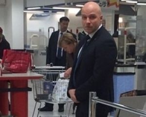 Меркель скупилася в супермаркеті. Фото: ЖЖ