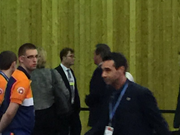 Девід Кемерон, побачивши росіян на конференції у Парижі, різко розвернувся і пішов геть. Фото: Twitter