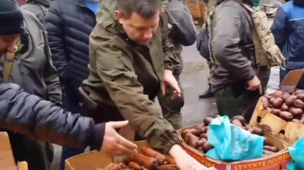 Захарченко на ринку. Фото: скріншот з відео.