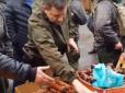 Щоб не пристрелили: Терорист Захарченко під охороною зважував пістолети на ринку в Донецьку (відео)
