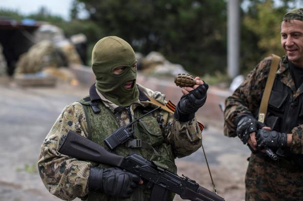 Терористи і російські військові на Донбасі сперечаються за право грабувати. Ілюстрація:espreso.tv