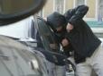 Грабувати пограбованих: ДФСУ забов'язала українців сплачувати податки за викрадені авто