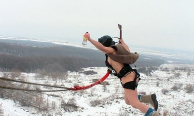 Галина Бойкова у стрибку з балалайкою. Фото:http://bloknot.ru/