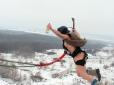 Забула ведмедя: У  Росії гола парашутистка стрибнула з даху з балалайкою і горілкою (фото, відео 18+)