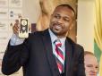 Путіноманія: афроамериканець став новим росіянином, зробивши золотий талісман із зображенням улюбленого вождя