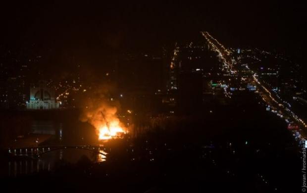 Ресторанний комплекс "Млин" загорівся у столичному Гідропарку. Фото: скрін відео