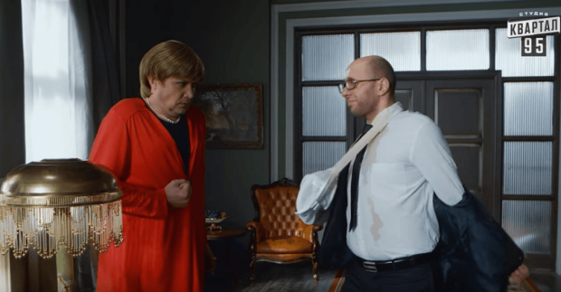 "Арсеній Яценюк" та "Ангела Меркель". Фото: скріншот з відео.