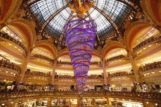 Ялинка довжиною 25 метрів прикрашає французький універмаг Galeries Lafayette.Париж, Франція.