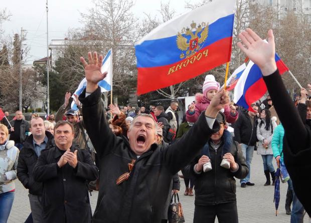 Деякі кримчани спочатку дуже раділи анексії... Фото: comments.ua.