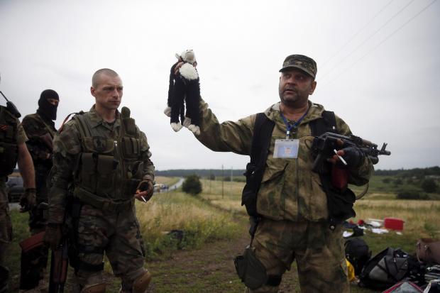 Російські бойовики - мародери. Фото: eggs.com.ua.