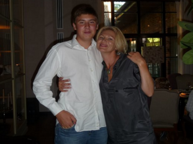 Єгор Сосін зі своєю матір'ю. Фото:http://super.ru/