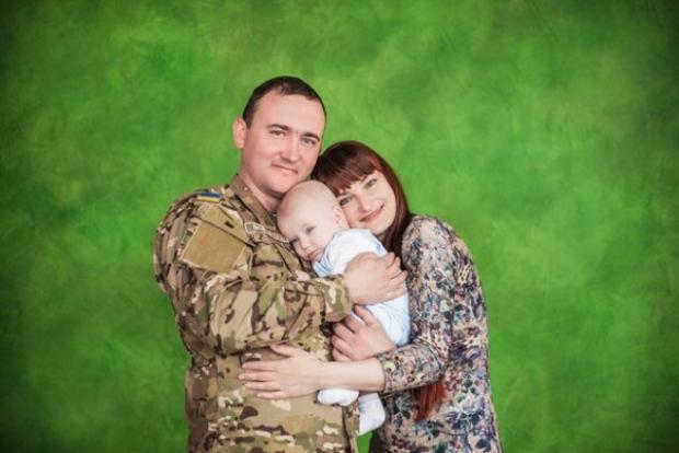 Дитина і дружина дочекалися тата і чоловіка з війни. Фото: facebook