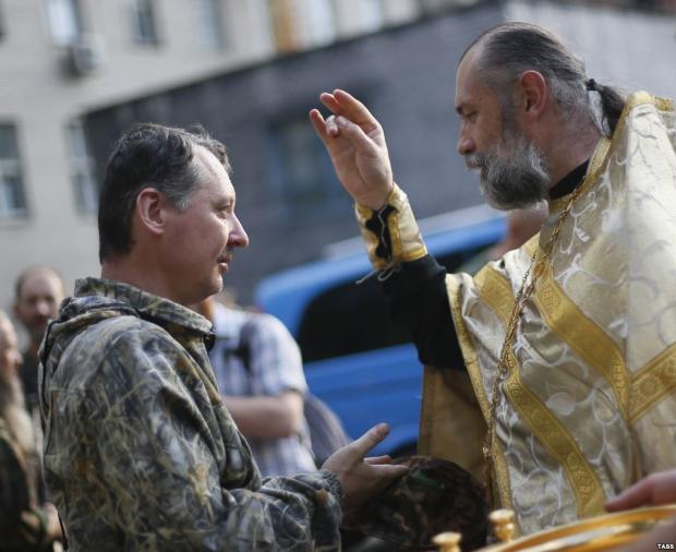 Російський священик благословляє терориста Гіркіна. Фото: ТАРС.