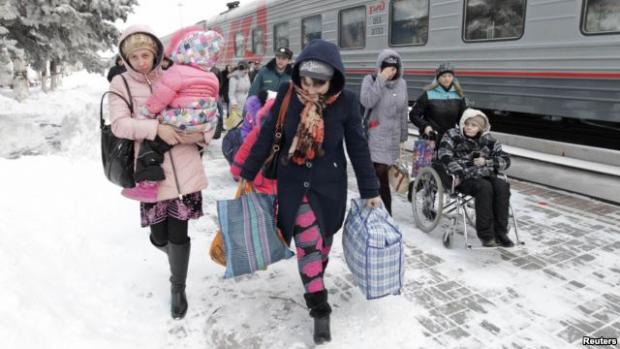 Біженці з Донбасу виходять з потяга в Росії. Фото:Reuters