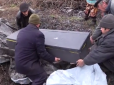 На кладовищі заборонили: На Донбасі чоловіка поховали у воронці від снаряда (відео)
