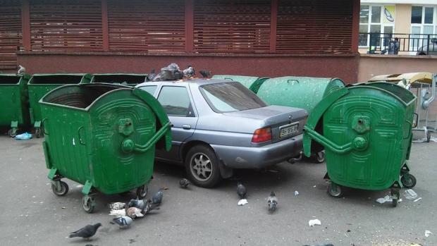 "Героя" парковки заблокували смітниками. Фото:http://fakty.ictv.ua/