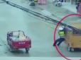 Джеймс Бонд відпочиває: як китайський поліцейський зупиняв моторікшу (відео)