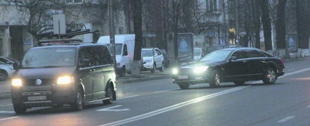 Авто з кортежу Петра Порошенка. Фото: Вести.