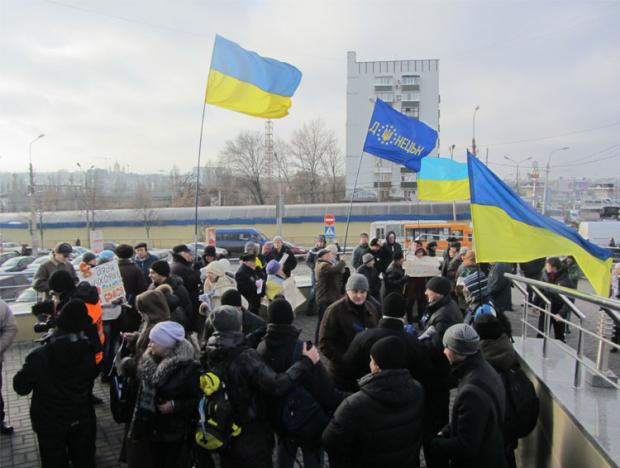 Донецькі активісти Євромайдану перед мітингом. Фото: http://pro-test.org.ua.