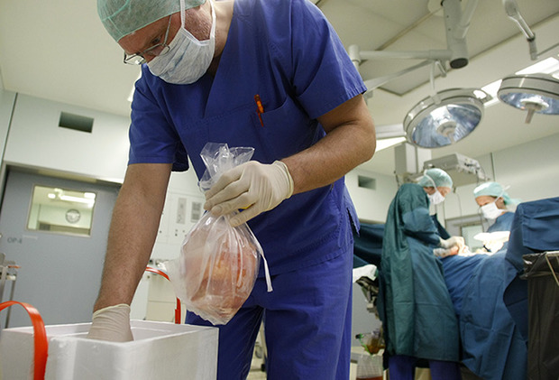 Вилучення органів. Фото: Fabrizio Bensch/Reuters