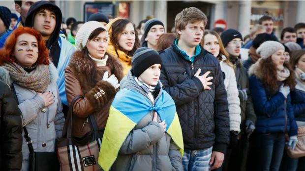 Молодь співає гімн України. Фото: zaxid.net.