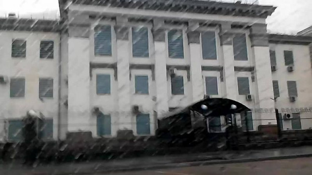 У них хтось помер? Вигляд російського посольства в Києві вражає (фотофакт)