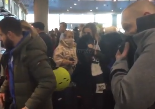 Пасажири в аеропорту змушені закривати ніс через нестерпний сморід. Фото: скрін відео