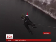 Щоб все погане залишити у році, що минає: В Запоріжжі  десятки Дідів Морозів стрибнули з 42-метрового мосту