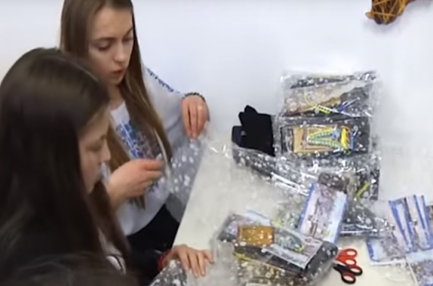 Вихованки інтернату на Тернопільщині пакували подарунки бійцям АТО. Фото: скрін відео