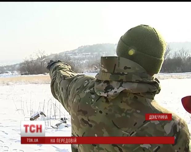 Боєць показав, де знаходяться сепаратисти. Фото: скріншот з відео.