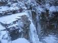 Замерз найбільший водоспад Українських Карпат (фотофакти)