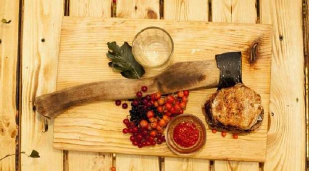 У Донецьку недавно відкритий ресторан пропонує страви на сокирі. Фото: соцмережі