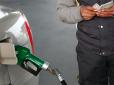 Хоча ціни на нафту падають: Чому бензин в Україні не подешевшає