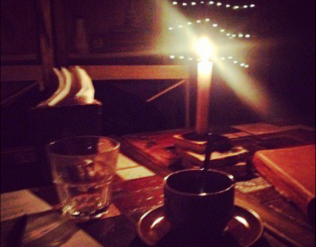 У кафе в Ялті відвідувачі сидять при свічках. Фото: Twitter