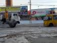Скрепи не рятують: У Росії автомобілі вмерзли в дорогу (відео)